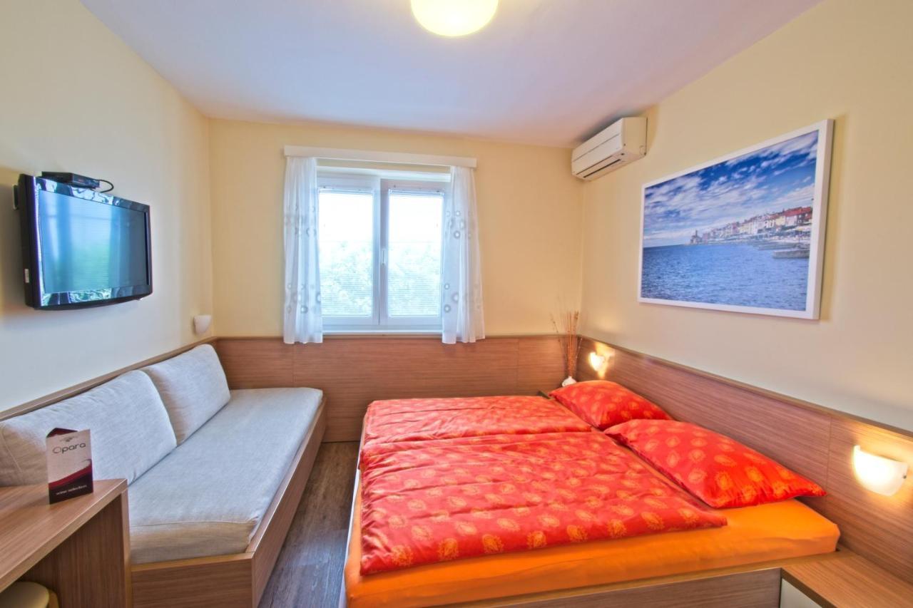 Sea View Guesthouse Opara ไพราน ภายนอก รูปภาพ
